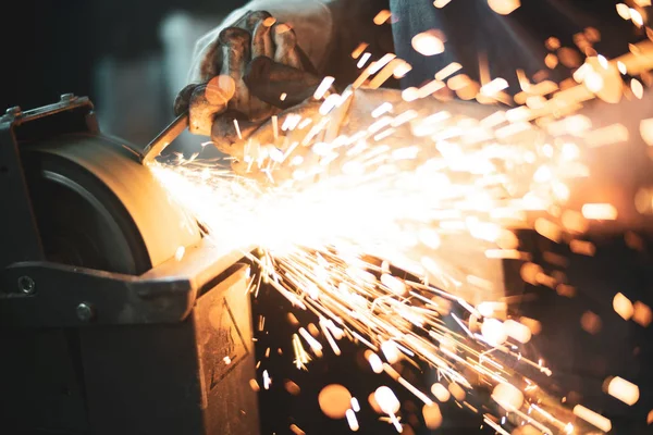 Slipning Stål Med Massa Gnistor Arbetare Fabrik — Stockfoto