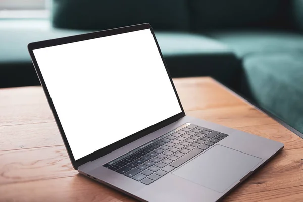 Laptop Met Leeg Scherm Koffietafel — Stockfoto