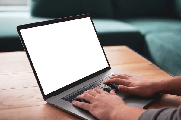 Laptop Med Blank Skärm Soffbord — Stockfoto