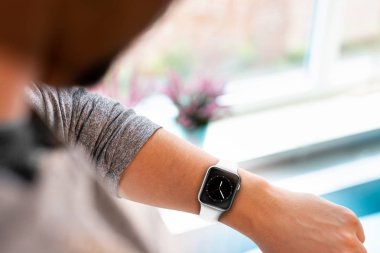 Adam bir smartwatch görüntülenen saat uygulaması ile giyiyor