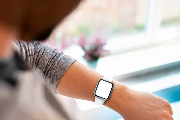 Hombre Está Usando Reloj Inteligente Con Pantalla Blanco Que Muestra — Foto de Stock