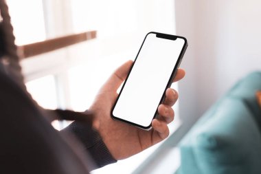 Büyük boş ekran ve modern çerçeve ile siyah smartphone daha az tasarım ev iç, oturma odasında beyaz arka plan açılı konumuna izole - tutan adam el