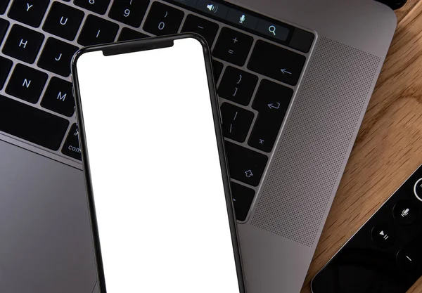 Smartphone Com Tela Sem Moldura Branco Teclado Laptop — Fotografia de Stock