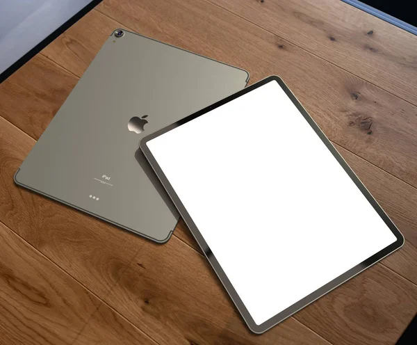 波兰克拉科夫 2018年11月6日 新苹果 Ipad Pro 2018 与空白屏幕显示躺在木桌上的家庭内部 2018年 Ipad Pro — 图库照片