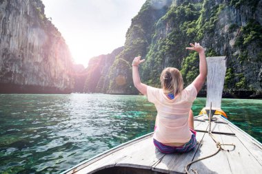 Kız bir lagün Tayland bir teknede