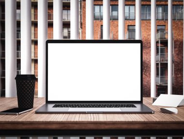 Office iç boş ekran mockup şablonu içinde laptop