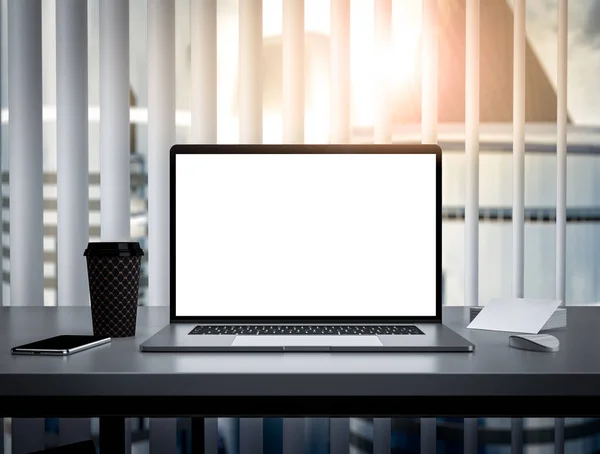 Laptop Bürointerieur Leere Bildschirm Attrappe — Stockfoto