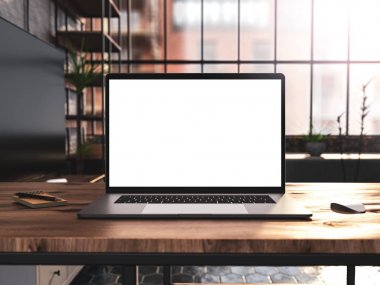 Endüstriyel eski fabrika loft iç masada boş ekran mockup şablonu ile Laptop