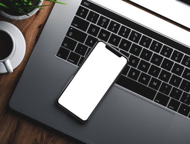 Kahve ve çim çiçek ile dizüstü klavye akıllı telefon boş ekran