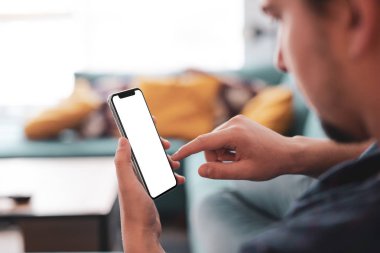 Büyük boş ekran ve modern çerçeve ile siyah smartphone daha az tasarım ev iç, oturma odasında beyaz arka plan açılı konumuna izole - tutan adam el