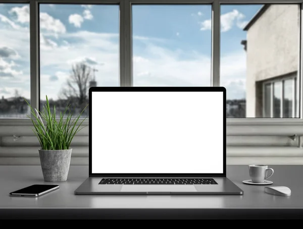Tela Branco Para Laptop Mesa Prédio Arranha Céu Interior Escritório — Fotografia de Stock