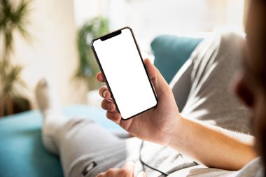 İnsan eliyle boş ekranlı akıllı telefonun bir kopyası