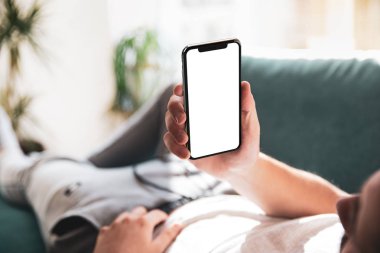 İnsan eliyle boş ekranlı akıllı telefonun bir kopyası