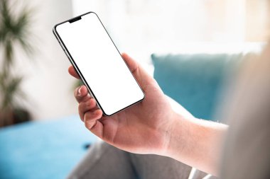 İnsan eliyle boş ekranlı akıllı telefonun bir kopyası
