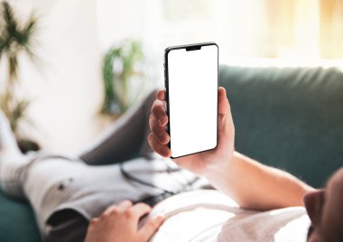 İnsan eliyle boş ekranlı akıllı telefonun bir kopyası