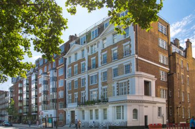 Londra, İngiltere - 25 Ağustos 2017: Konut ARIA Kensington ve Chelsea. Cadogan kapısı sıra periyodik binalar ile. Londra'nın merkezinde lüks özelliği.