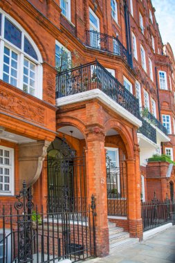 Londra, İngiltere - 25 Ağustos 2017: Konut ARIA Kensington ve Chelsea. Cadogan kapısı sıra periyodik binalar ile. Londra'nın merkezinde lüks özelliği.