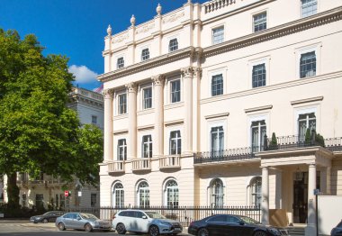 Londra, İngiltere - 25 Ağustos 2017: Belgravia konut aria. Londra'nın merkezinde lüks mal. Satır periyodik binaların