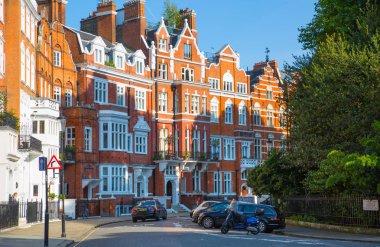 Londra, İngiltere - 25 Ağustos 2017: Konut ARIA Kensington ve Chelsea. Cadogan kapısı sıra periyodik binalar ile. Londra'nın merkezinde lüks özelliği.