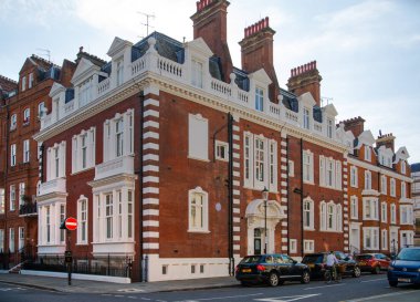 Londra, İngiltere - 25 Ağustos 2017: Konut ARIA Kensington ve Chelsea. Cadogan kapısı sıra periyodik binalar ile. Londra'nın merkezinde lüks özelliği.