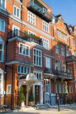 Londra, İngiltere - 25 Ağustos 2017: Konut ARIA Kensington ve Chelsea. Cadogan kapısı sıra periyodik binalar ile. Londra'nın merkezinde lüks özelliği.