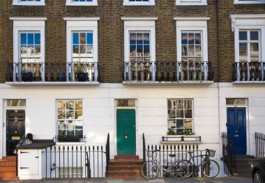 Londra, İngiltere - 25 Ağustos 2017: Konut ARIA Kensington ve Chelsea. Cadogan kapısı sıra periyodik binalar ile. Londra'nın merkezinde lüks özelliği.