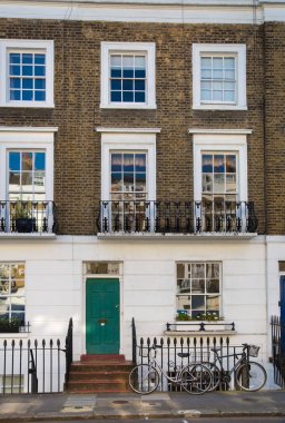 Londra, İngiltere - 25 Ağustos 2017: Konut ARIA Kensington ve Chelsea. Cadogan kapısı sıra periyodik binalar ile. Londra'nın merkezinde lüks özelliği.