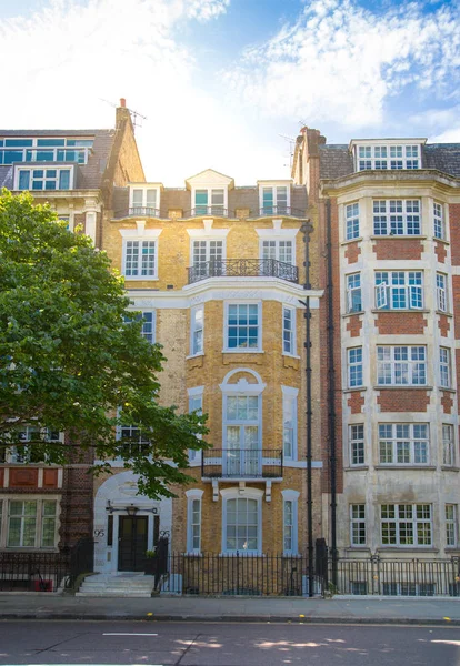 Londra, İngiltere - 25 Ağustos 2017: Konut ARIA Kensington ve Chelsea. Cadogan kapısı sıra periyodik binalar ile. Londra'nın merkezinde lüks özelliği.
