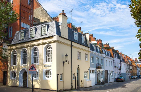 Londra, İngiltere - 25 Ağustos 2017: Konut ARIA Kensington ve Chelsea. Cadogan kapısı sıra periyodik binalar ile. Londra'nın merkezinde lüks özelliği.