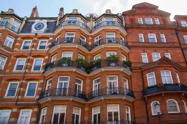 Londra, İngiltere - 25 Ağustos 2017: Konut ARIA Kensington ve Chelsea. Cadogan kapısı sıra periyodik binalar ile. Londra'nın merkezinde lüks özelliği.