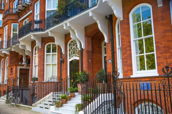 Londra, İngiltere - 25 Ağustos 2017: Konut ARIA Kensington ve Chelsea. Cadogan kapısı sıra periyodik binalar ile. Londra'nın merkezinde lüks özelliği.