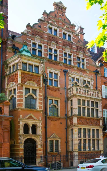 Londra, İngiltere - 25 Ağustos 2017: Konut ARIA Kensington ve Chelsea. Cadogan kapısı sıra periyodik binalar ile. Londra'nın merkezinde lüks özelliği.