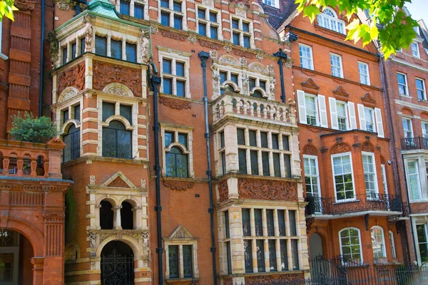 Londra, İngiltere - 25 Ağustos 2017: Konut ARIA Kensington ve Chelsea. Cadogan kapısı sıra periyodik binalar ile. Londra'nın merkezinde lüks özelliği.