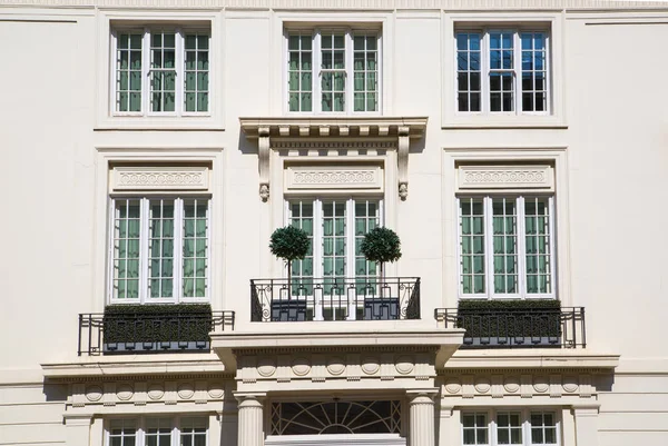 Londra, İngiltere - 25 Ağustos 2017: Belgravia konut aria. Londra'nın merkezinde lüks mal. Satır periyodik binaların