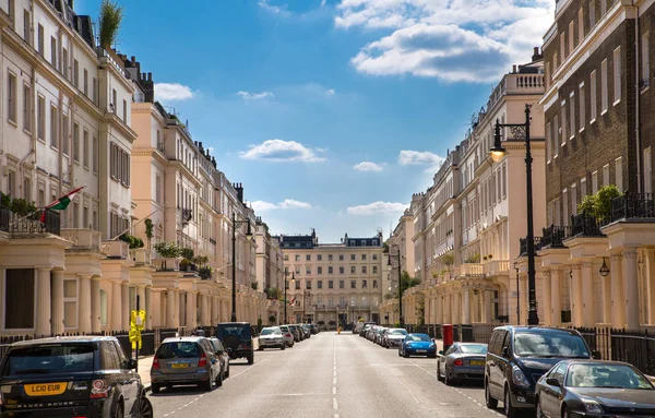 Londra, İngiltere - 25 Ağustos 2017: Belgravia konut aria. Londra'nın merkezinde lüks mal. Satır periyodik binaların