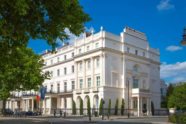 Londra, İngiltere - 25 Ağustos 2017: Belgravia konut aria. Londra'nın merkezinde lüks mal. Satır periyodik binaların