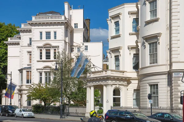 Londra, İngiltere - 25 Ağustos 2017: Belgravia konut aria. Londra'nın merkezinde lüks mal. Satır periyodik binaların