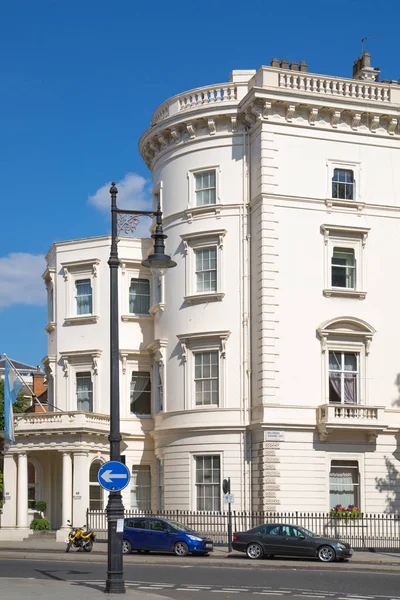 Londra, İngiltere - 25 Ağustos 2017: Belgravia konut aria. Londra'nın merkezinde lüks mal. Satır periyodik binaların