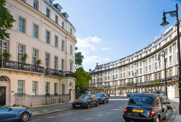 Londra, İngiltere - 25 Ağustos 2017: Belgravia konut aria. Londra'nın merkezinde lüks mal. Satır periyodik binaların