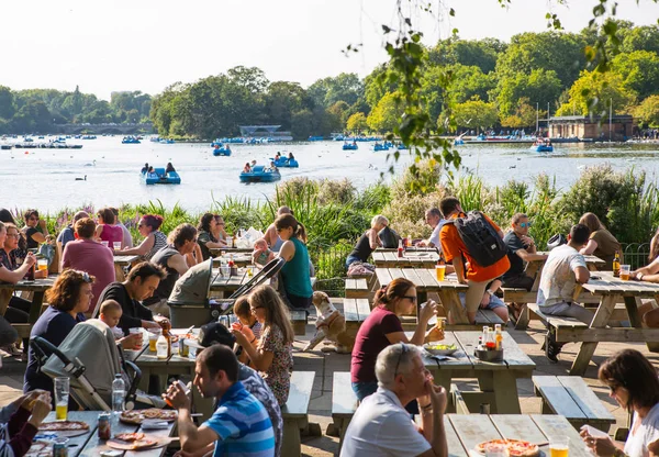 London August 2017 People Having Snack Serpentine Lake Hyde Park — Stock Photo, Image