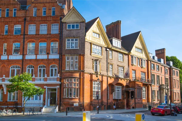 Londra, İngiltere - 25 Ağustos 2017: Konut ARIA Kensington ve Chelsea. Cadogan kapısı sıra periyodik binalar ile. Londra'nın merkezinde lüks özelliği.