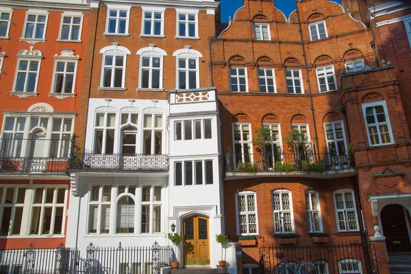Londra, İngiltere - 25 Ağustos 2017: Konut ARIA Kensington ve Chelsea. Cadogan kapısı sıra periyodik binalar ile. Londra'nın merkezinde lüks özelliği.
