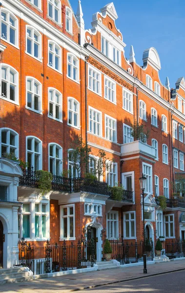 Londra, İngiltere - 25 Ağustos 2017: Konut ARIA Kensington ve Chelsea. Cadogan kapısı sıra periyodik binalar ile. Londra'nın merkezinde lüks özelliği.