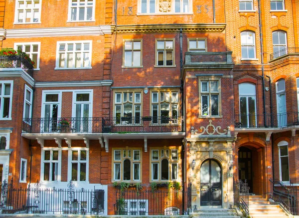 Londra, İngiltere - 25 Ağustos 2017: Konut ARIA Kensington ve Chelsea. Cadogan kapısı sıra periyodik binalar ile. Londra'nın merkezinde lüks özelliği.