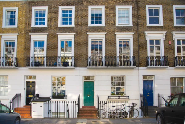 Londra, İngiltere - 25 Ağustos 2017: Konut ARIA Kensington ve Chelsea. Cadogan kapısı sıra periyodik binalar ile. Londra'nın merkezinde lüks özelliği.