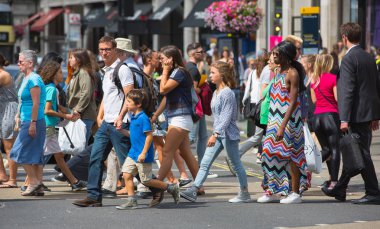 Londra, İngiltere - 24 Ağustos 2016: Kalabalığın içinde kral naibi sokak. Turistler, alışveriş ve iş adamları zaman acele