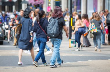 Londra, İngiltere - 24 Ağustos 2016: Kalabalığın içinde kral naibi sokak. Turistler, alışveriş ve iş adamları zaman acele