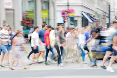 London, İngiltere - 24 Ağustos 2017: Piccadilly circus ile lots-in halkın, turistlerin ve kavşak geçiş Londralılar, hareket bulanıklığı. 