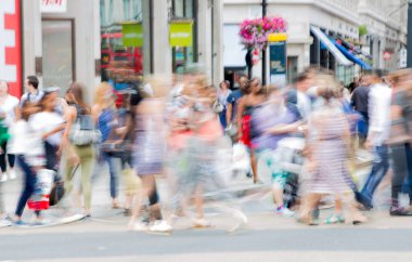 London, İngiltere - 24 Ağustos 2017: Piccadilly circus ile lots-in halkın, turistlerin ve kavşak geçiş Londralılar, hareket bulanıklığı. 