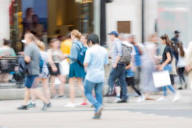 London, İngiltere - 24 Ağustos 2017: Piccadilly circus ile lots-in halkın, turistlerin ve kavşak geçiş Londralılar, hareket bulanıklığı. 